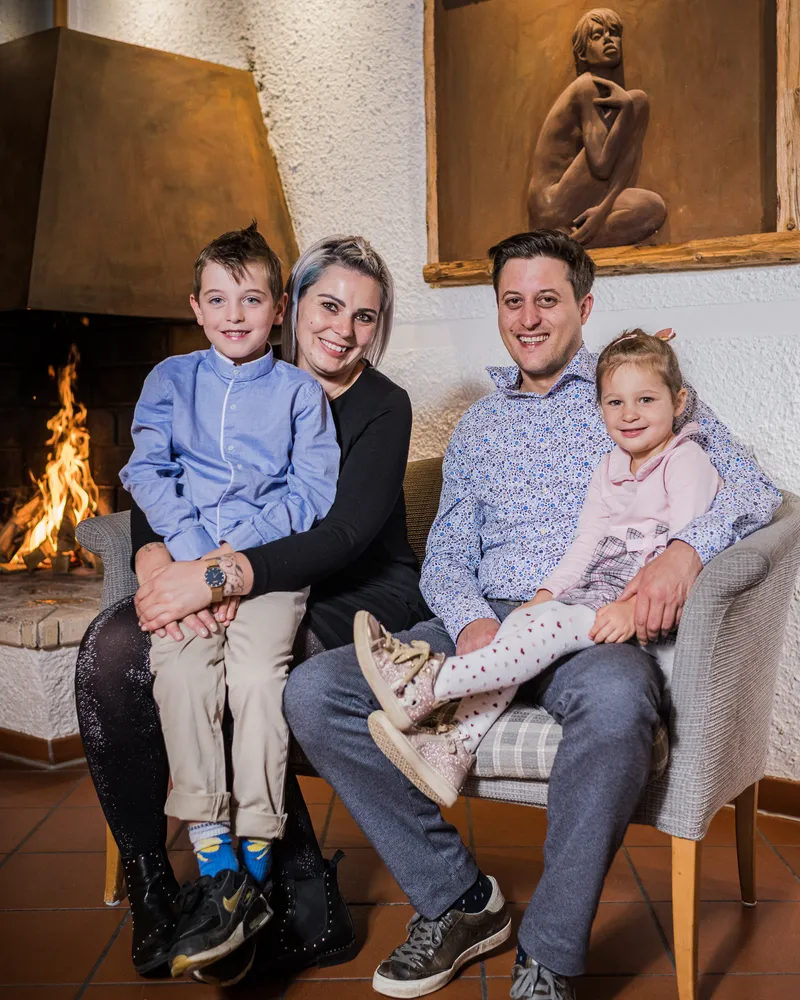 Familiär, aufmerksam, ehrlich.